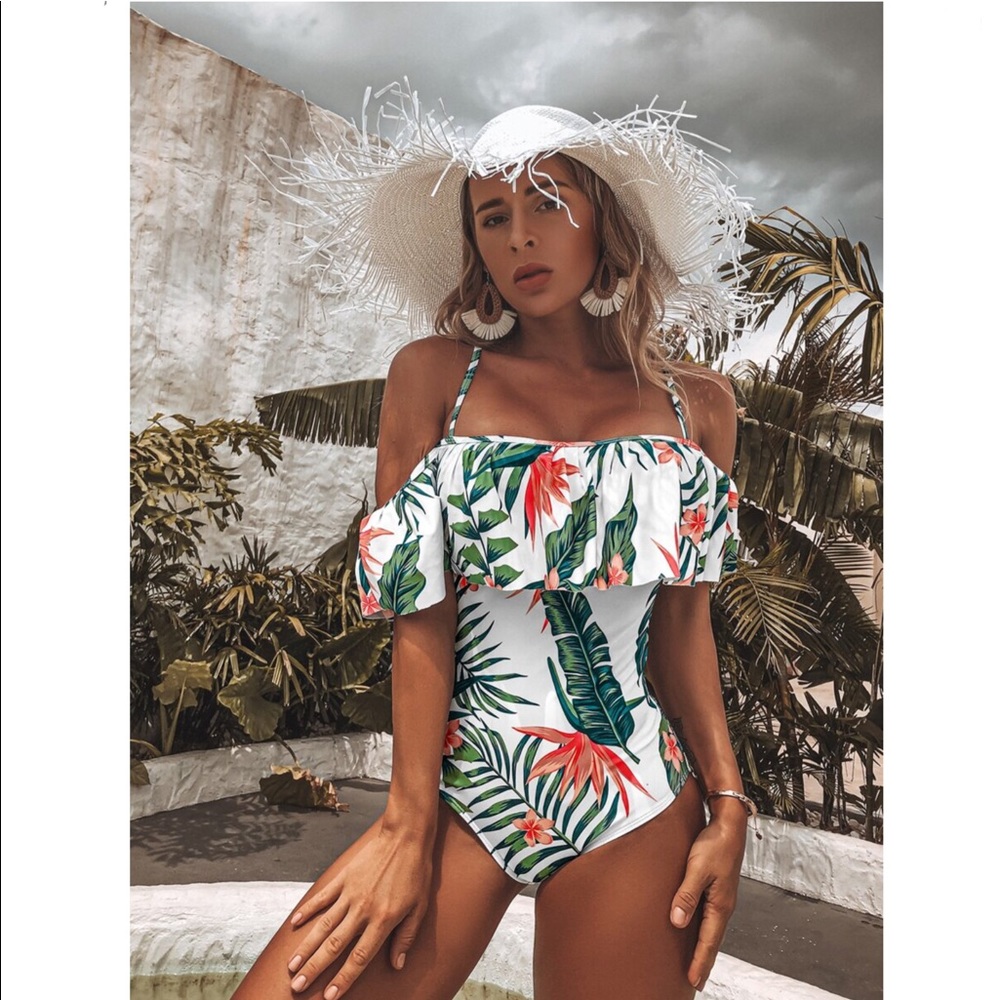 💕NWT Tropical Floral Ruffled One Piece💕